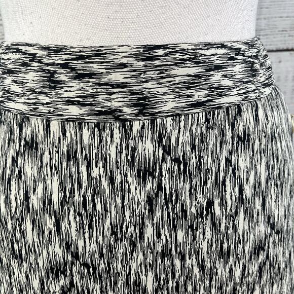 The Limited Skirt size 4 Black White Pencil Knee Stretch Pockets Career Casual - Picture 3 of 9